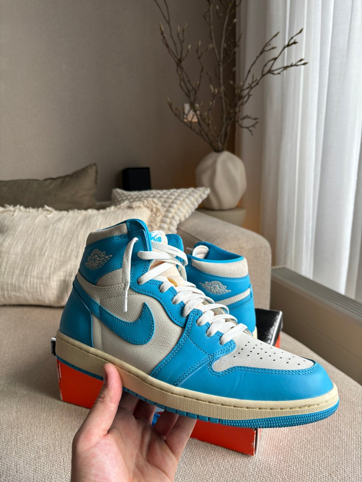 Air Jordan 1 Retro High OG "UNC Reimagined", Kleding | Heren, Schoenen, Ophalen of Verzenden, Zo goed als nieuw, Blauw