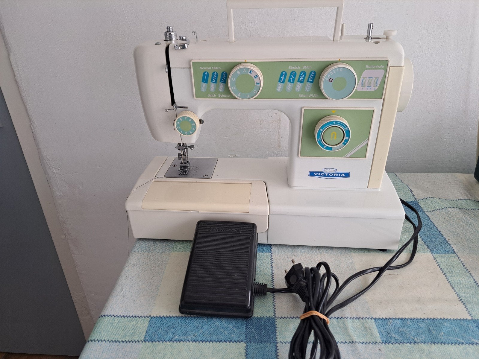 VICTORIA 902A NAAIMACHINE, Ophalen of Verzenden, Zo goed als nieuw, Naaimachine, Overige merken