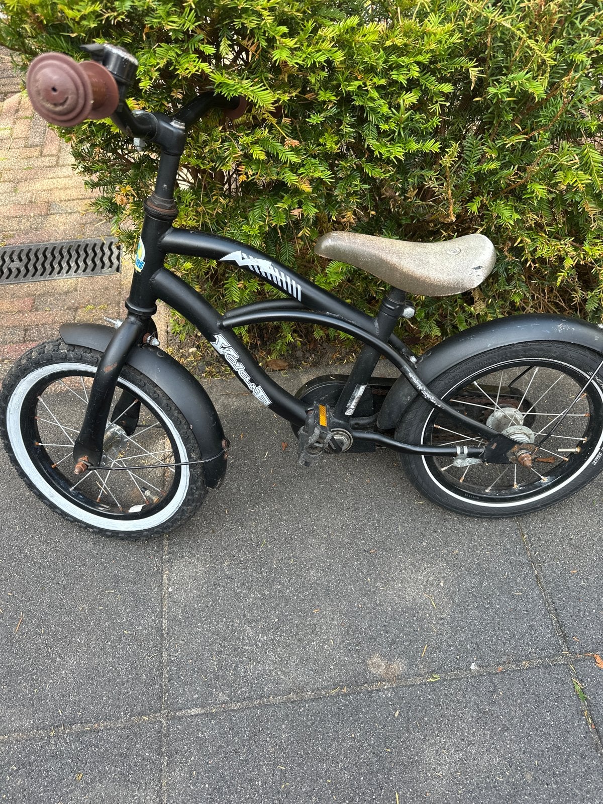 Mooie zwarte kinderfiets met zijwieltjes, Fietsen en Brommers, Fietsen | Kinderfietsjes, Terugtraprem, Zijwieltjes, Ophalen of Verzenden