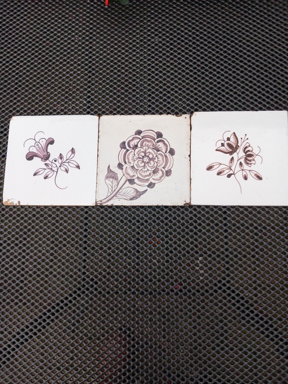 3 antieke tegels bloemen mangaan, Ophalen of Verzenden
