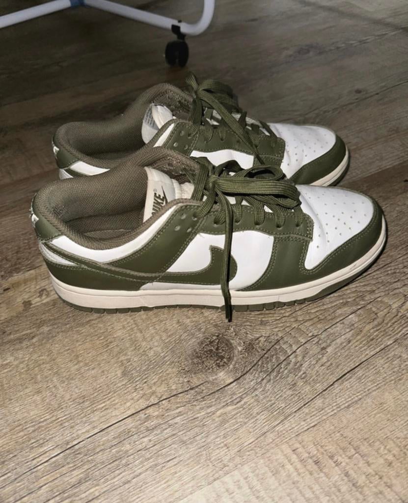 Nike dunk Olive, Ophalen of Verzenden, Zo goed als nieuw, Schoenen