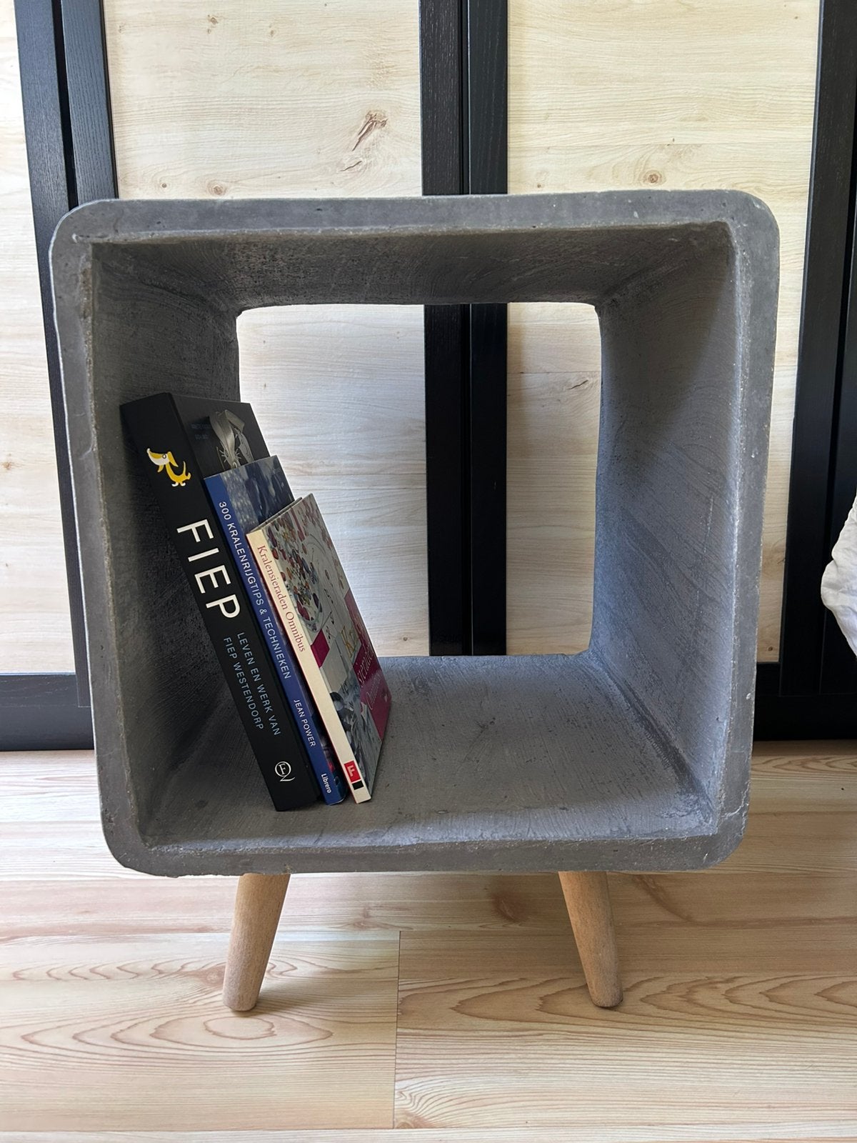 Bijzettafel / nachtkastje beton Cubo-25, Huis en Inrichting, Tafels | Bijzettafels, Overige materialen, Minder dan 55 cm, Gebruikt