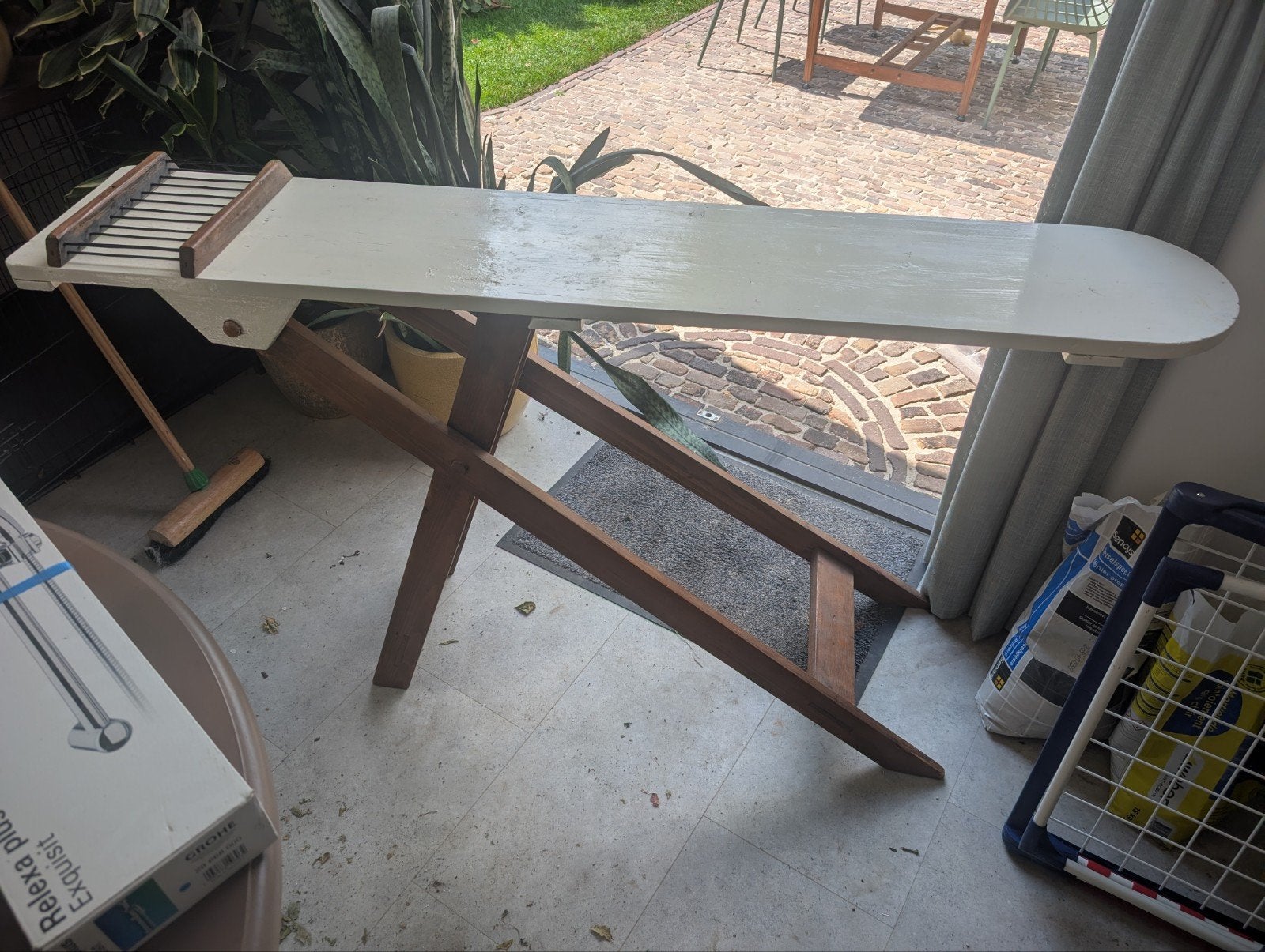 Houten strijkplank, omgebouwd tot plantentafel, Ophalen, Gebruikt