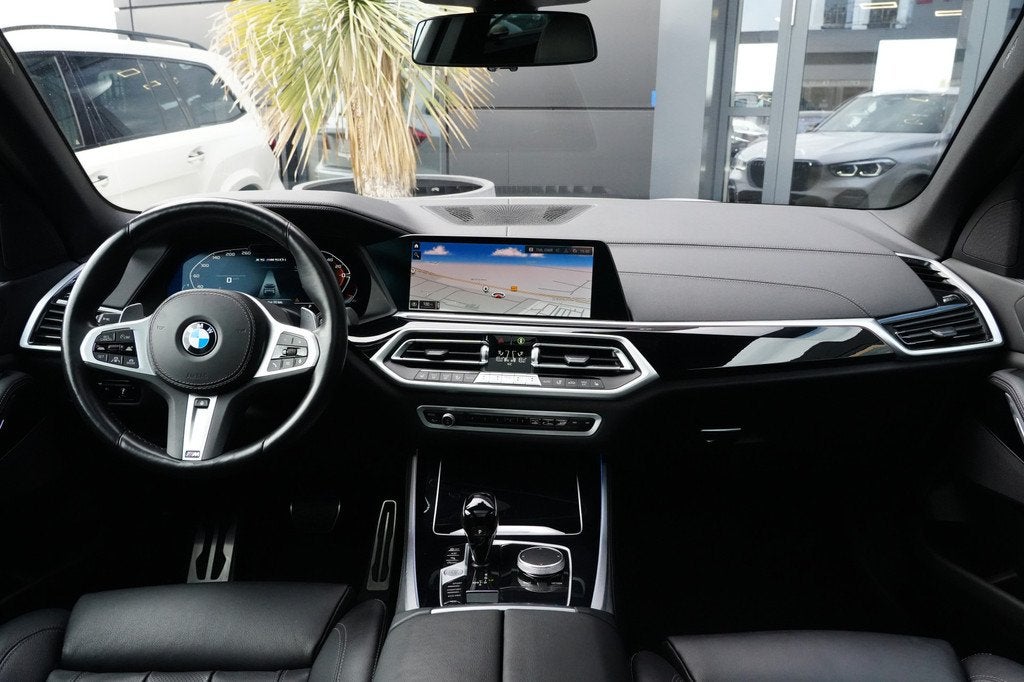 BMW X5 M50i M Sport High Executive 531pk Panoramadak/360Came, Gebruikt, 532 pk, 4395 cc, Wit