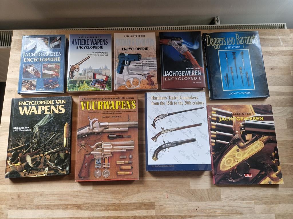 Verzameling boeken Antieke wapens jachtgeweren zwaarden, Ophalen of Verzenden, Gelezen, Overige onderwerpen