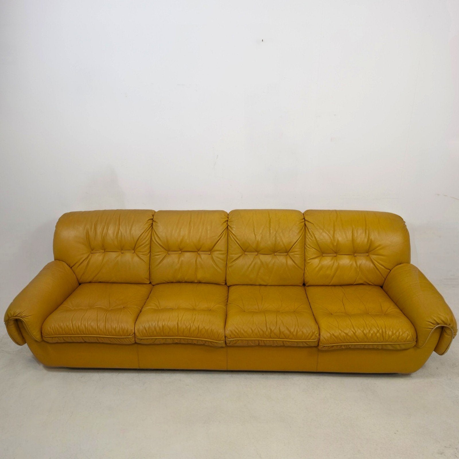 70s Italiaans lederen zithoek brutlist mid century oker geel, Huis en Inrichting, Ophalen