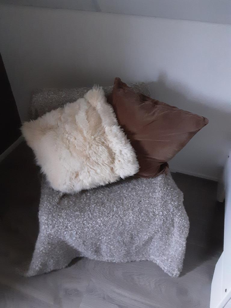 Comfortabele Ikea stoel met plaid en 2 kussens, Huis en Inrichting, Stoelen, Gebruikt, Eén, Hout, Stof, Overige kleuren, Ophalen