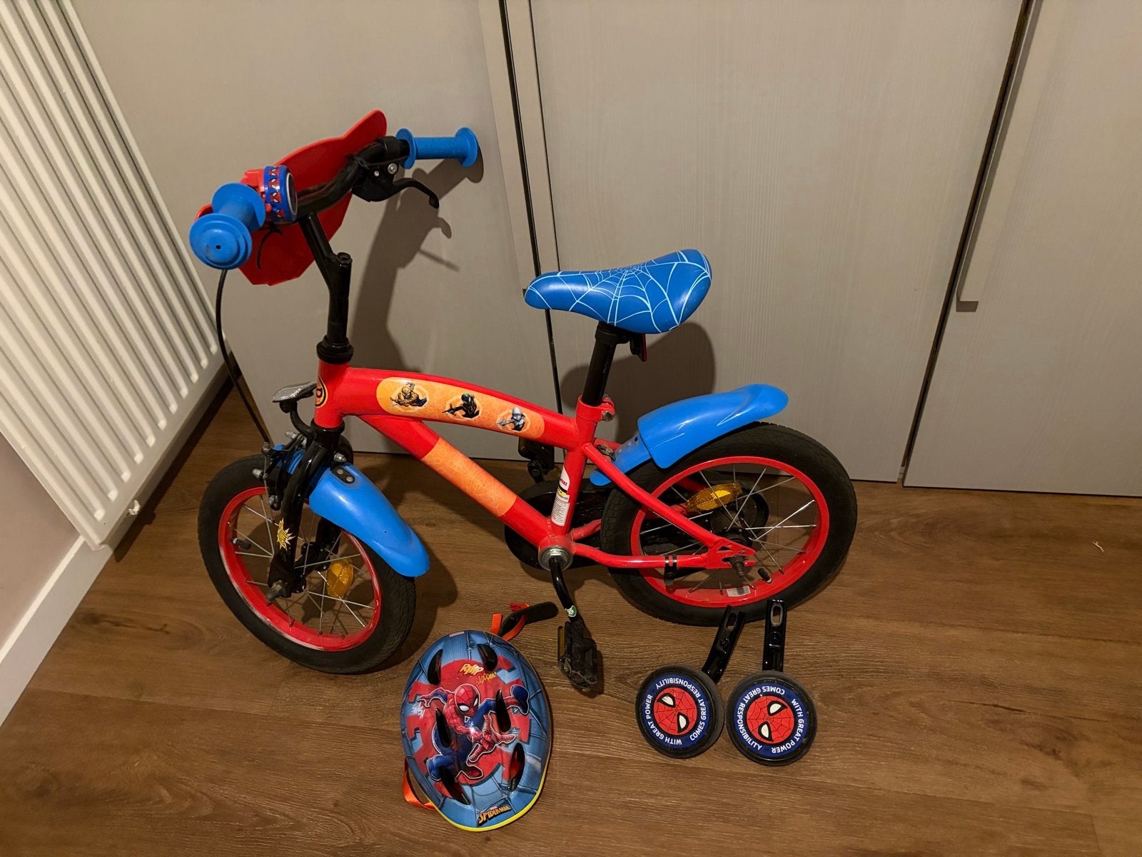 Spiderman kinderfiets 12 inch met zijwieltjes en helm, Ophalen, Zijwieltjes, Gebruikt, Velgrem