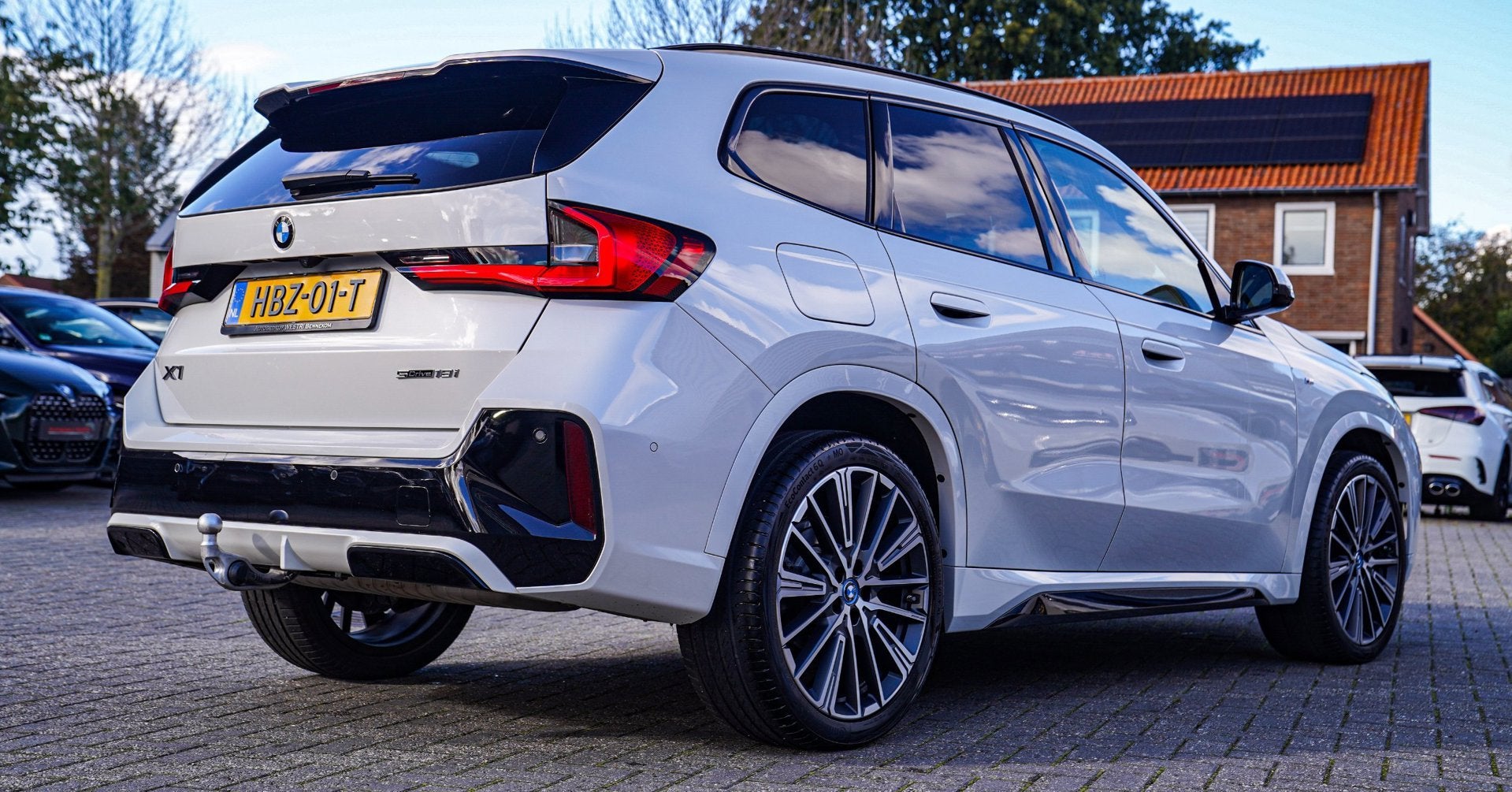 BMW X1 SDrive18i | Massage | Trekhaak | 360 camera | Harman/, Auto's, Dealer onderhouden, 136 pk, Gebruikt, Wit