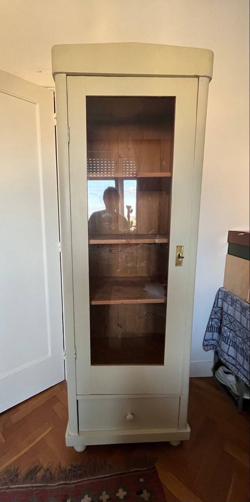 Vintage vitrinekast / kledingkast met lade en glazen deur, Ophalen of Verzenden