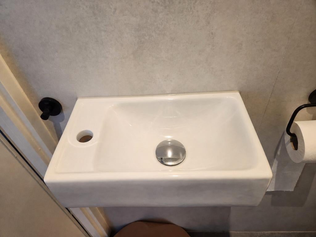 Te koop: moderne witte toiletfontein (zonder kraan)., Ophalen, Minder dan 50 cm, Gebruikt, Minder dan 100 cm