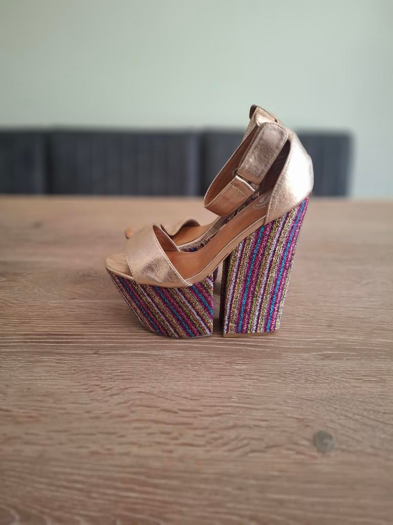 Gouden hoge hakken met kleurrijke zool m38, Kleding | Dames, Schoenen, Overige kleuren, Ophalen of Verzenden, Onbekend, Schoenen met hoge hakken