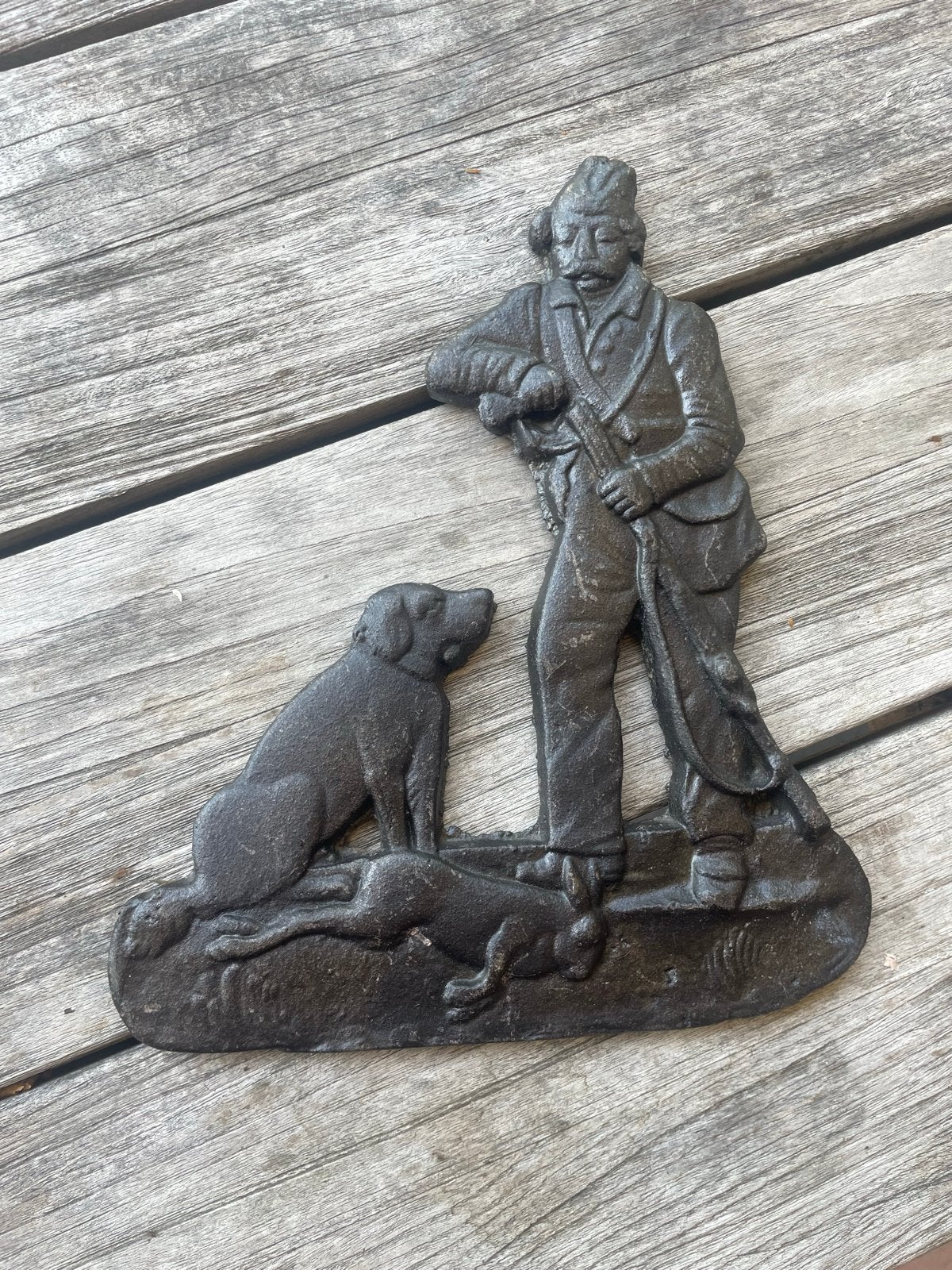 Antieke gietijzeren plaquette jager met hond en haas, Ophalen