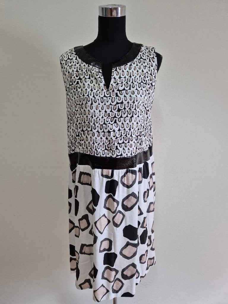 J460 - Beigezwarte Caroline Biss jurk maat 46 (lengte 104cm), Blauw, Maat 46/48 (XL) of groter, Ophalen of Verzenden, Zo goed als nieuw