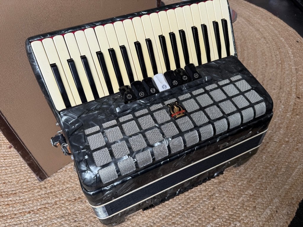 PARROT 80-bas piano-accordeon parelmoer grijs, 80-bas, Met koffer, Toetsaccordeon, Zo goed als nieuw