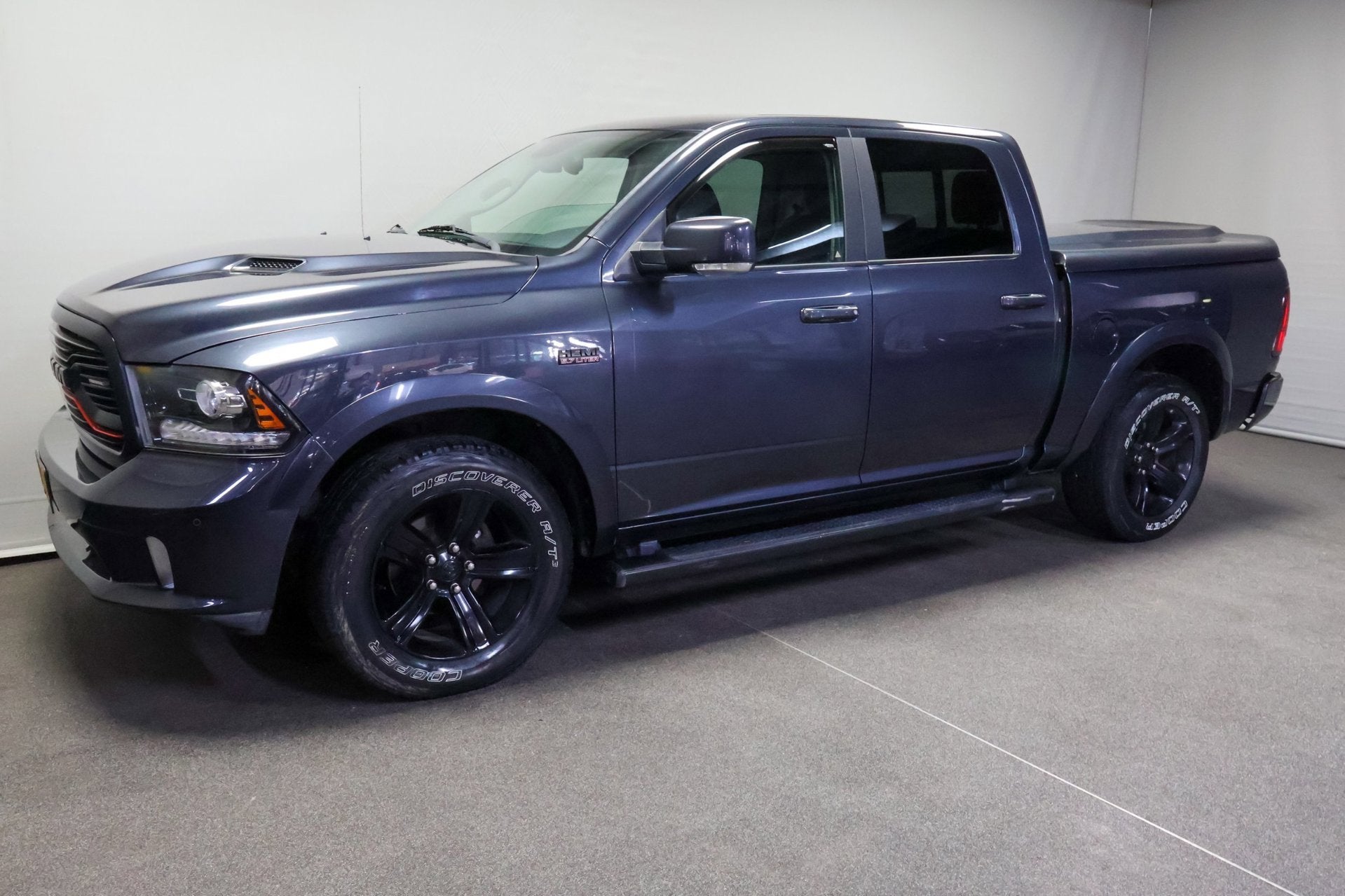 Dodge Ram 1500 5.7 V8 Quad Cab 6'4 (SCHADE NOKKENASSEN), Auto's, Automaat, Gebruikt, 5654 cc, Bedrijf
