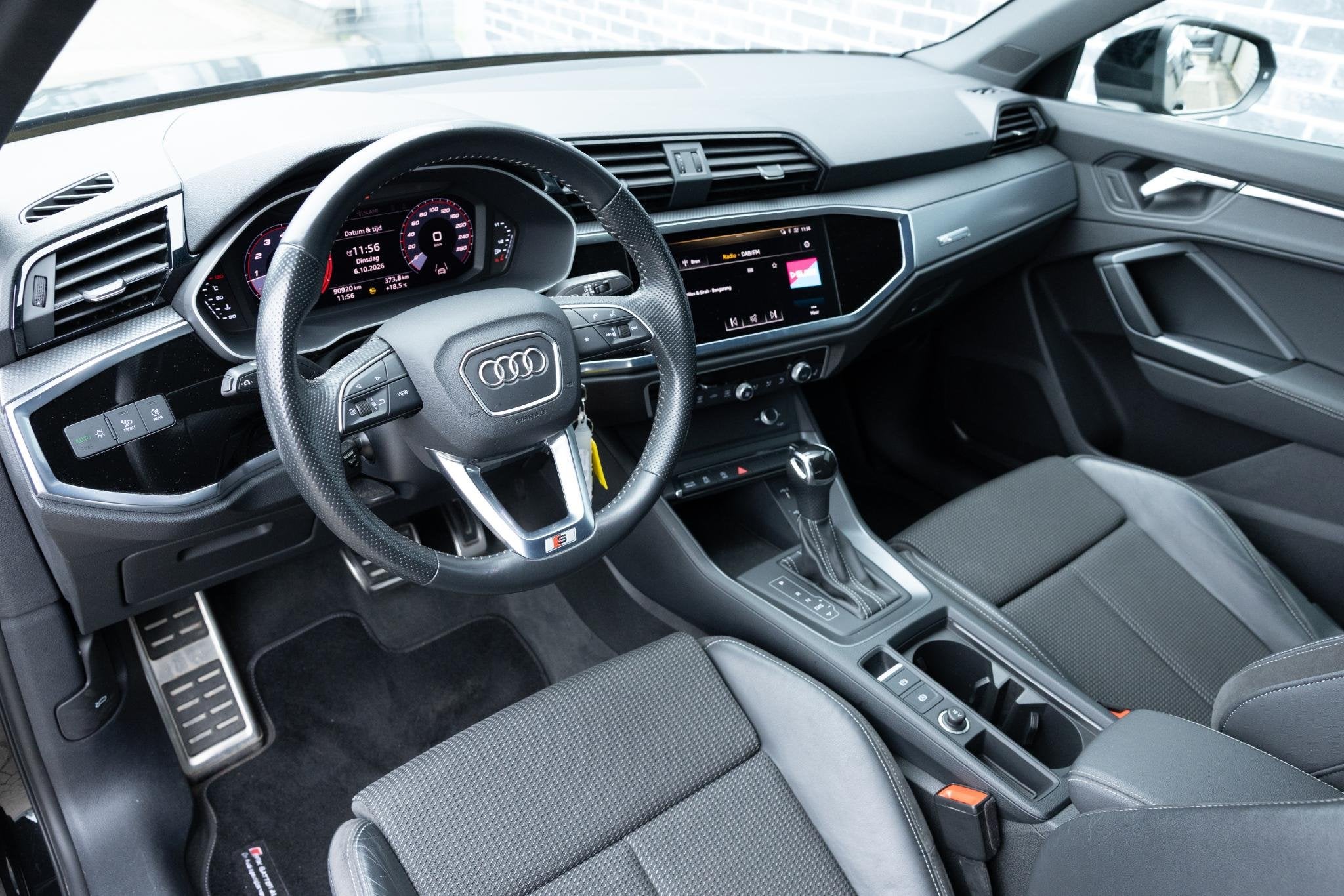 Audi Q3 35 TFSI S edition | S-Line | Parkeersensoren | Elekt, 4 cilinders, 150 pk, 1505 kg, Leder en Stof