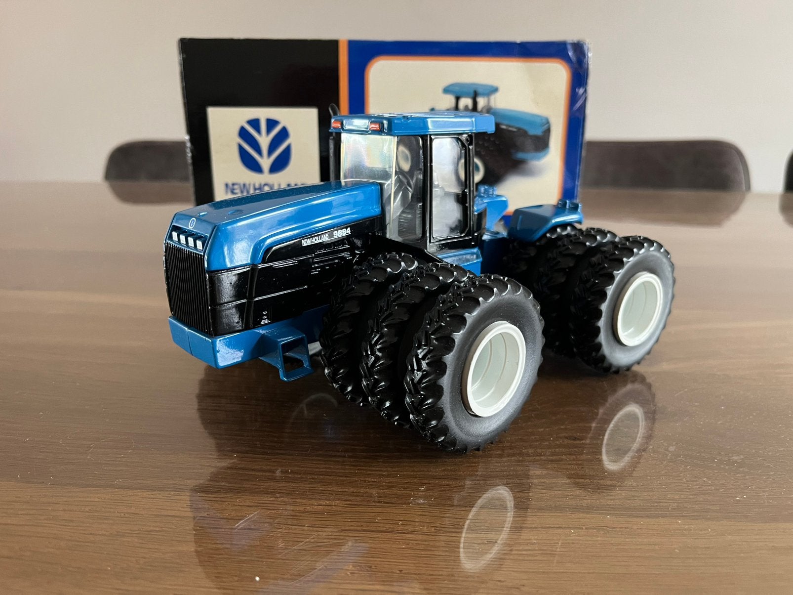 New Holland 9884 kniktractor Ertl 13680, Ophalen of Verzenden, Zo goed als nieuw, Tractor of Landbouw, ERTL