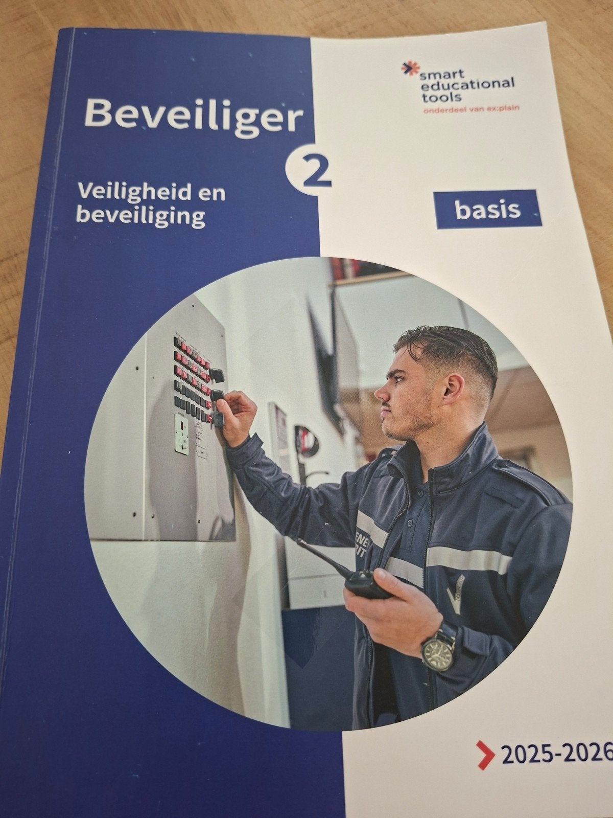 Beveiliger 2: Veiligheid en beveiliging (2025-2026), Boeken, Ophalen of Verzenden, Zo goed als nieuw, MBO, Smart Educational Tools