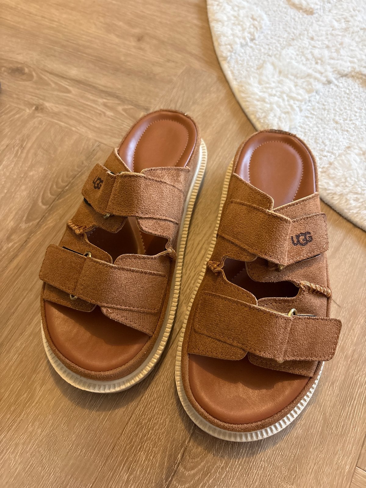 UGG sandalen maat 37, Kleding | Dames, Schoenen, Ophalen of Verzenden, Gedragen, Bruin, Sandalen of Muiltjes