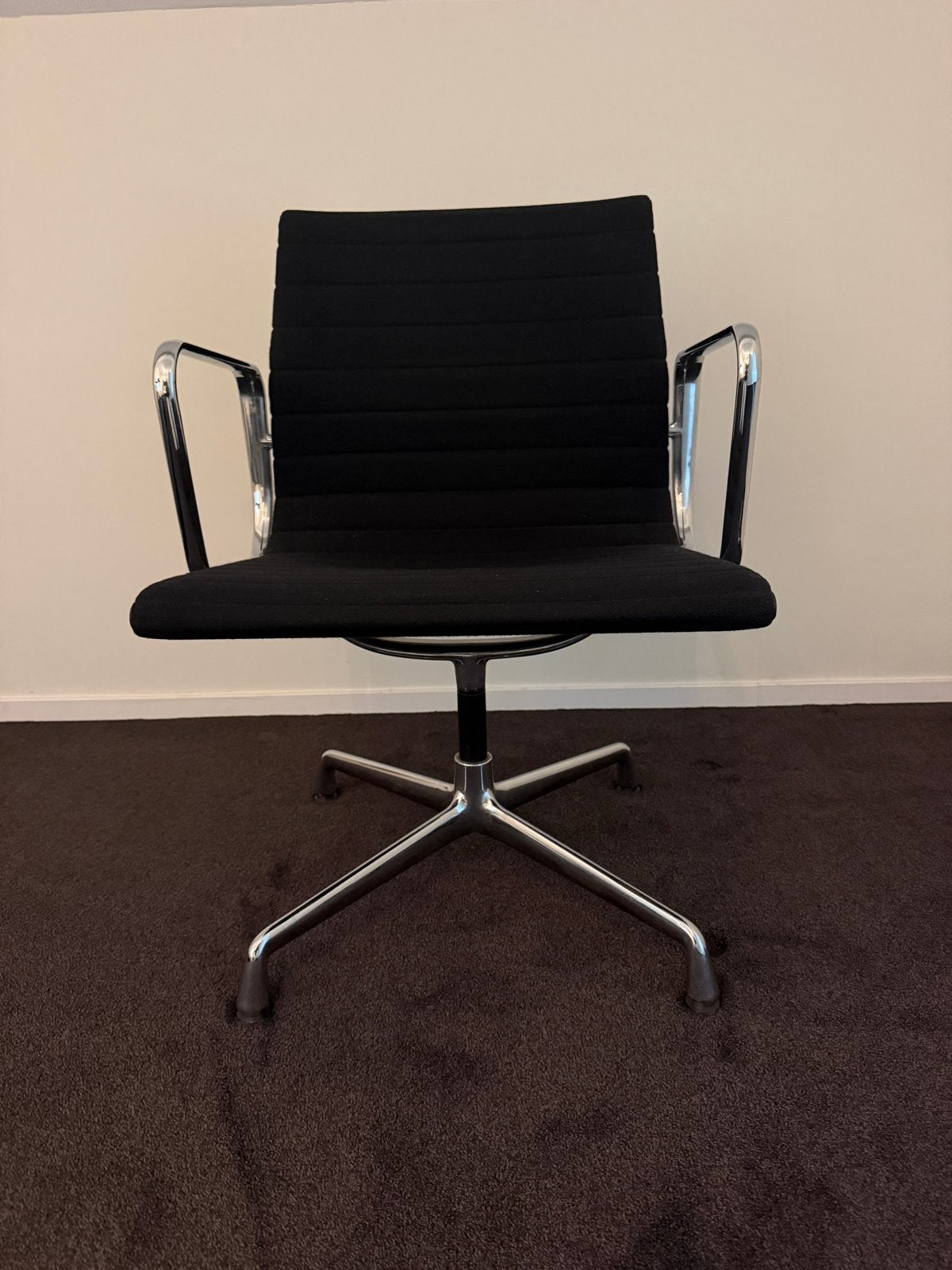 Vitra Charles Eames EA 108 Bureaustoel - Zwart, Draaibaar, Ophalen, Zo goed als nieuw, Zwart, Bureaustoel