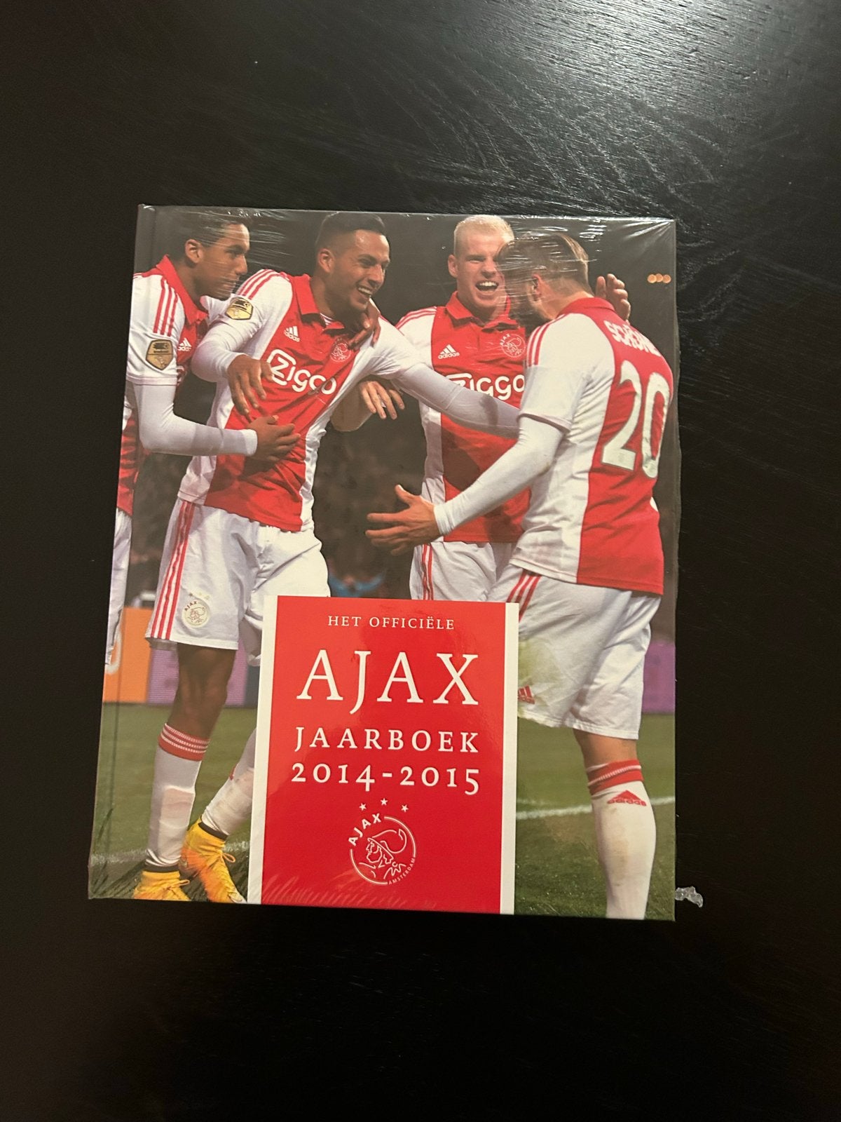 Het Officiële Ajax Jaarboek 2014-2015 - Nieuw in folie, Boeken, Ophalen of Verzenden, Nieuw, Overige sporten