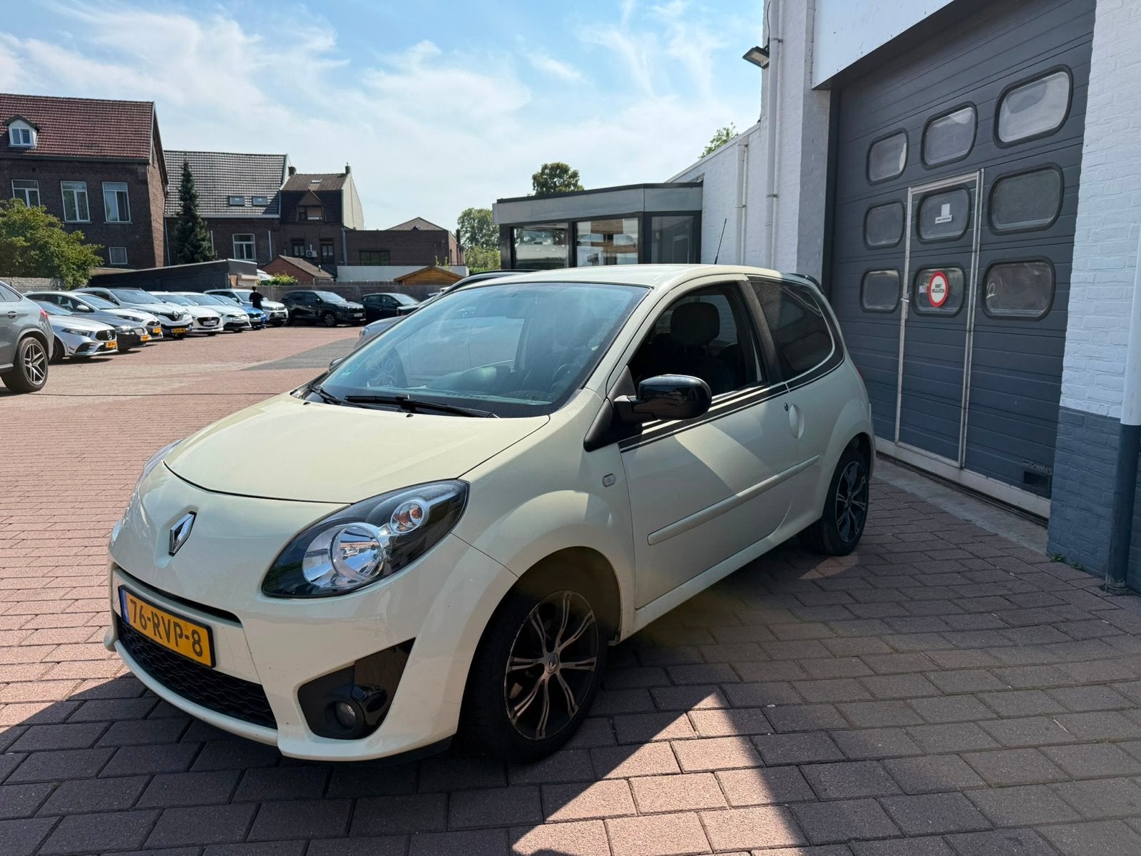 Renault Twingo 1.2 16V Quickshift 2011 Geel Nieuwe Automaat, 74 pk, 4 cilinders, 4 stoelen, 923 kg
