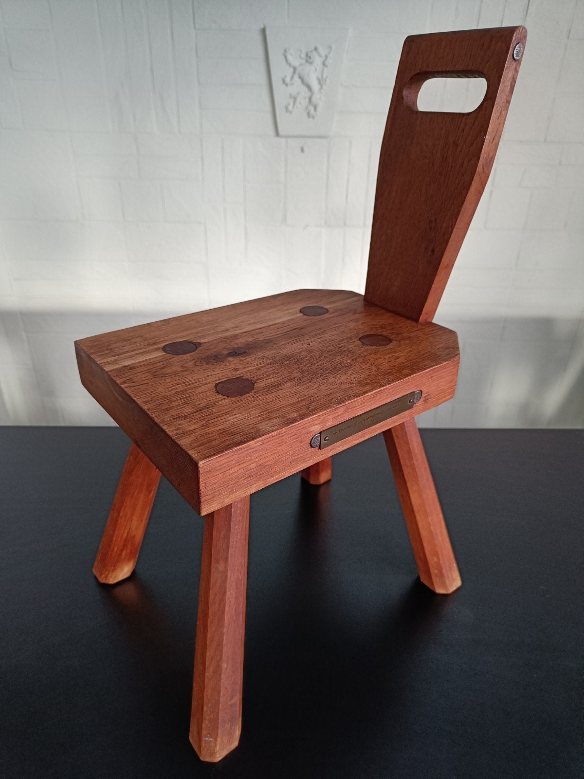 Vintage houten Brutalist krukje met rugleuning., Ophalen