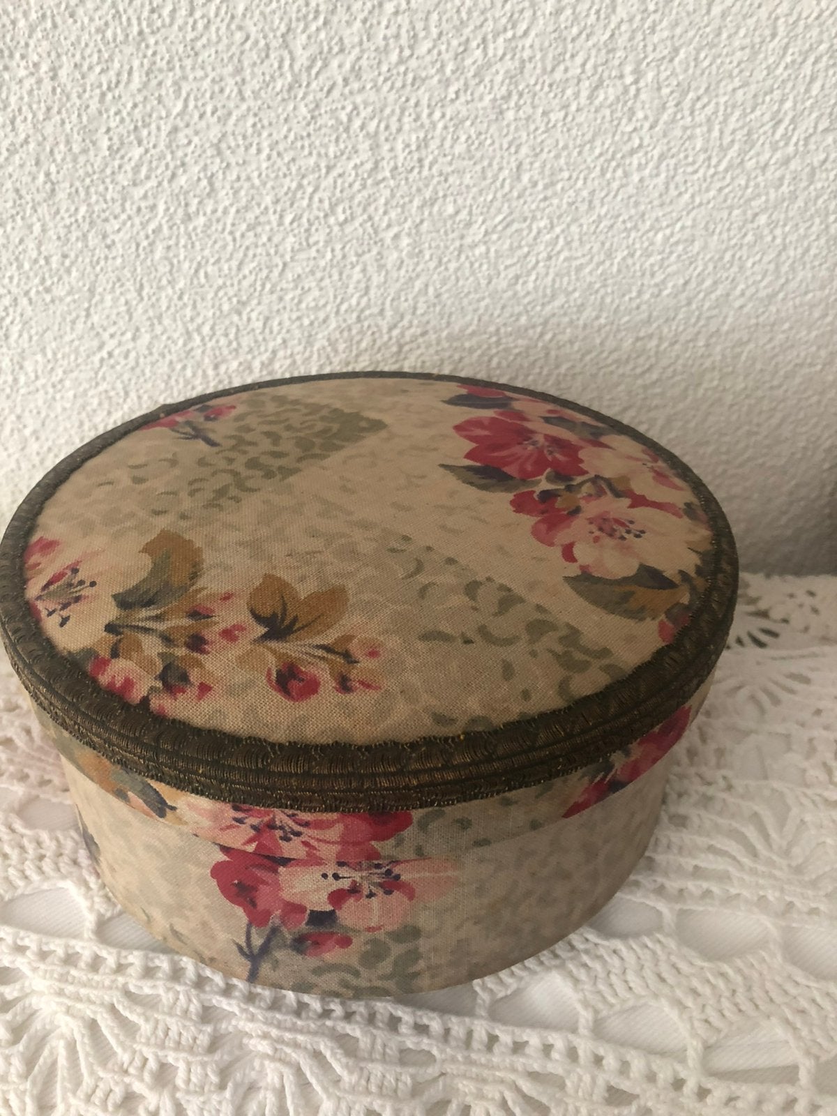 Oude gestoffeerde ronde doos, Ophalen of Verzenden