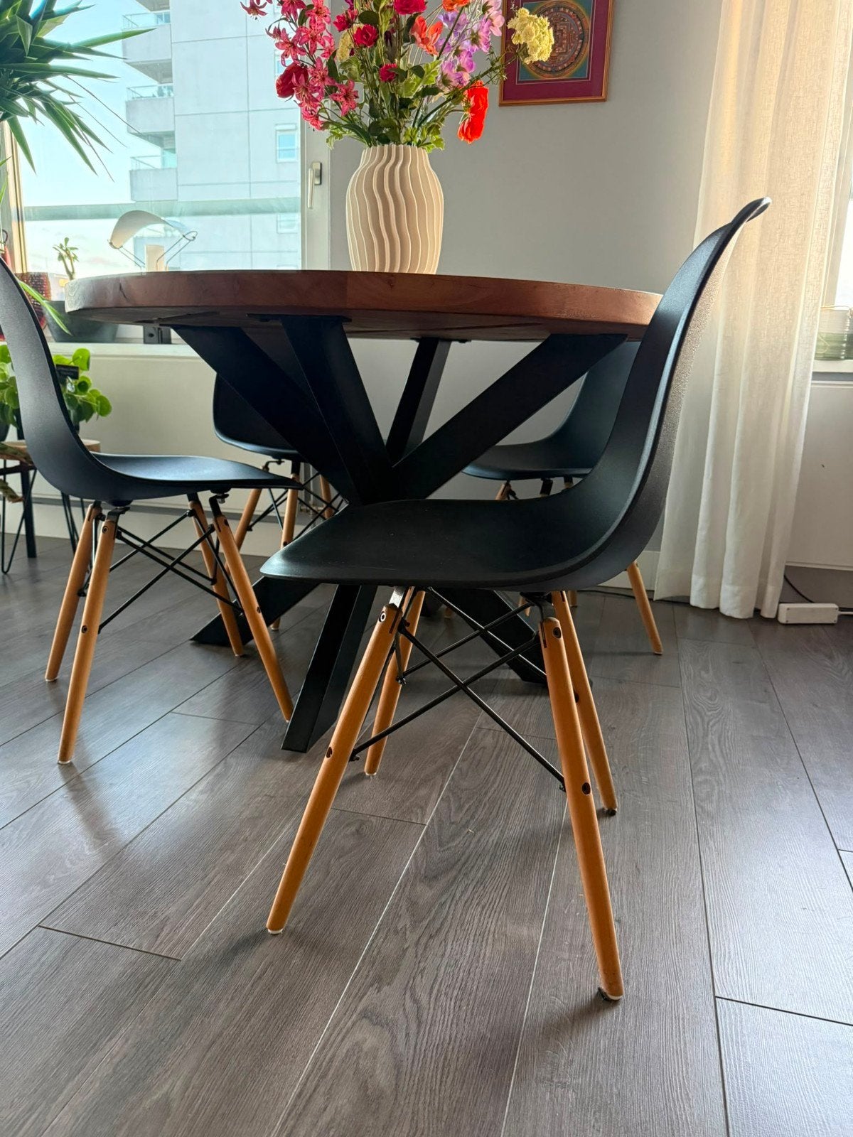 4 Eames-stijl stoelen - Zwart met houten poten, Ophalen, Zwart, Hout, Zo goed als nieuw