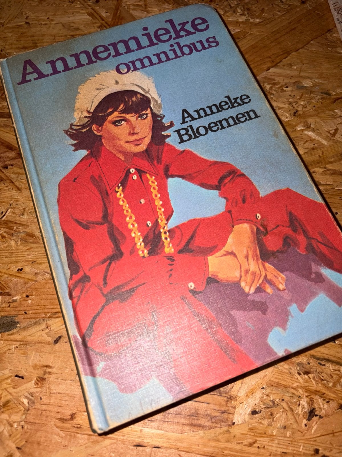 Annemieke Omnibus - Anneke Bloemen (Vintage Boek), Boeken, Ophalen of Verzenden, Gelezen, Fictie algemeen