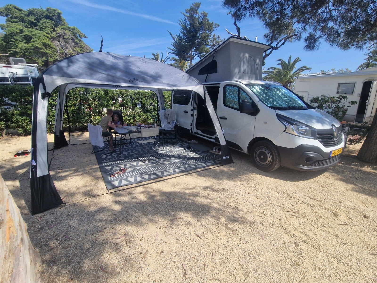 Renault Trafic Camperbus 2018 met hefdak en zonnepanelen, Caravans en Kamperen, Buscamper of Camperbus, Tot en met 2, Diesel, Particulier