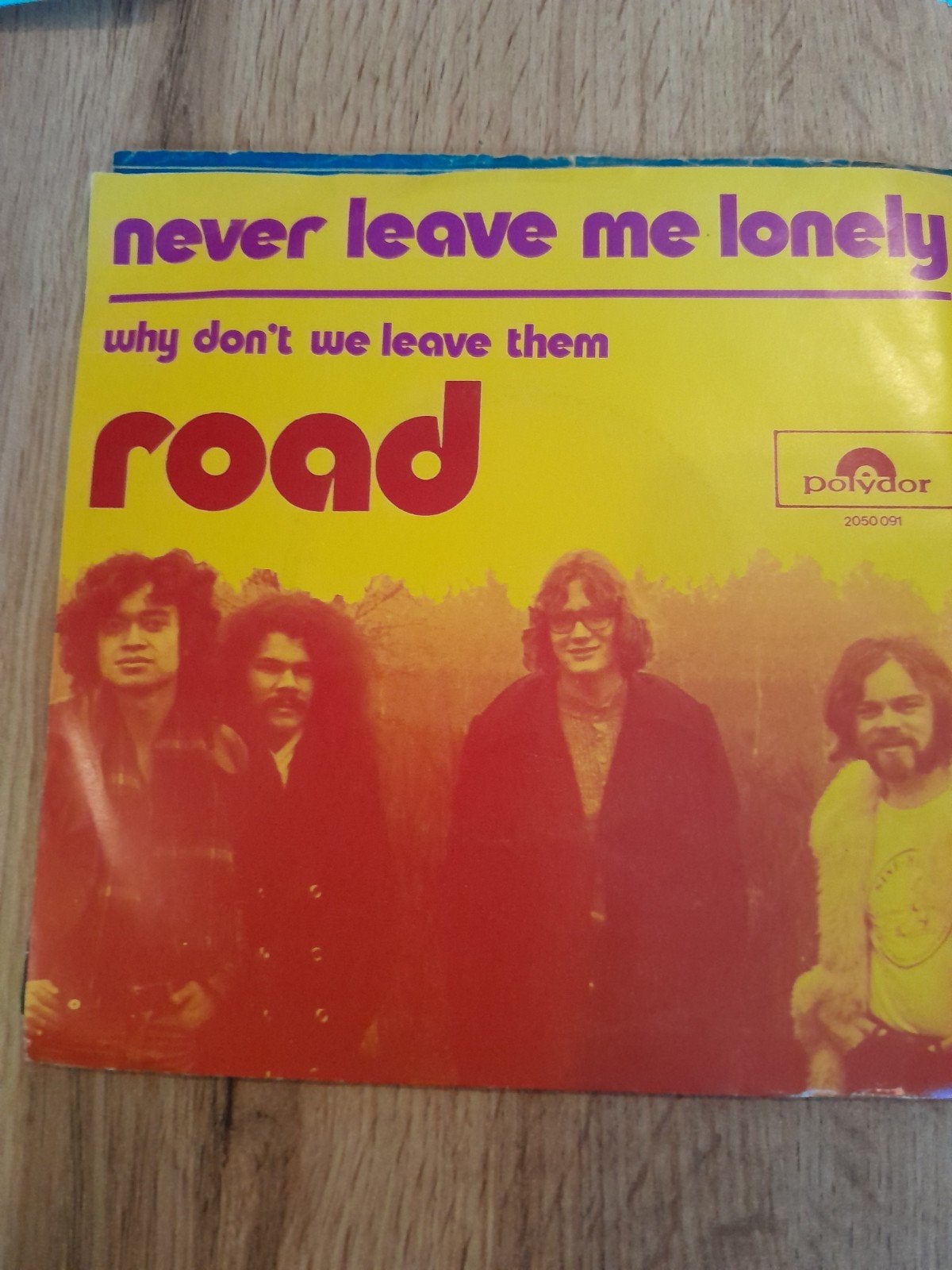 Road 7 inch never leave me lonely, Ophalen of Verzenden, Zo goed als nieuw, Pop