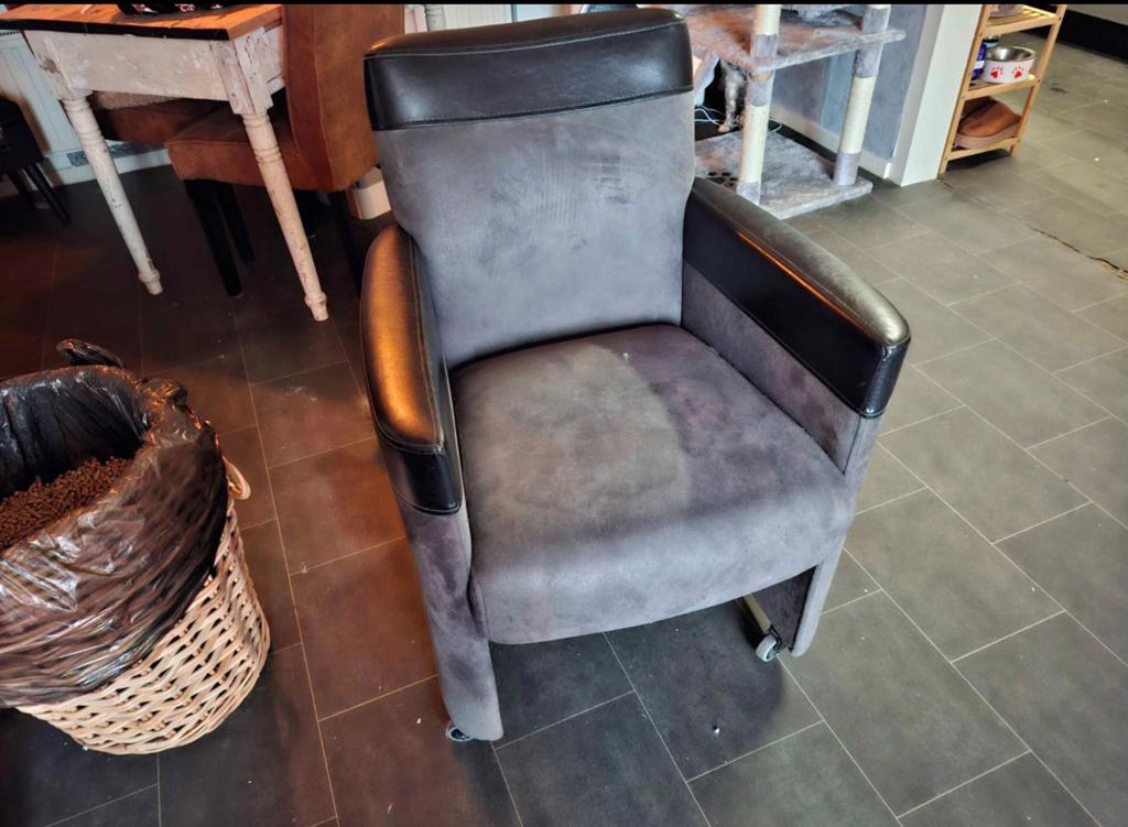 2 stoelen op wieltjes. GRATIS, Ophalen, Gebruikt, Zwart