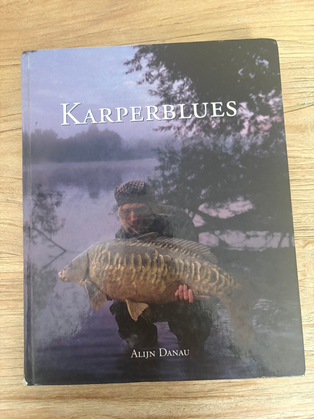 Alijn Danau Karperblues eerste druk, Watersport en Boten, Hengelsport | Karpervissen, Ophalen of Verzenden, Gebruikt