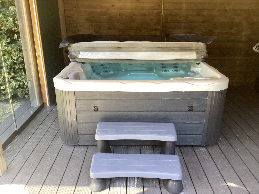 Wellis Pluto Jacuzzi/Spa Plug & Play & Extra Geïsoleerd!, Ophalen, Zo goed als nieuw, Trap, Vast