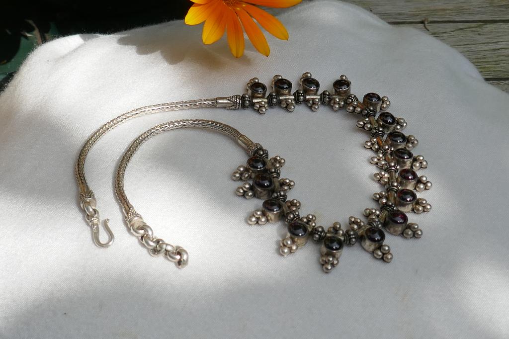 Zilveren etnische ketting met granaten, Sieraden, Tassen en Uiterlijk, Kettingen, Verzenden, Zo goed als nieuw, Zilver, Zilver