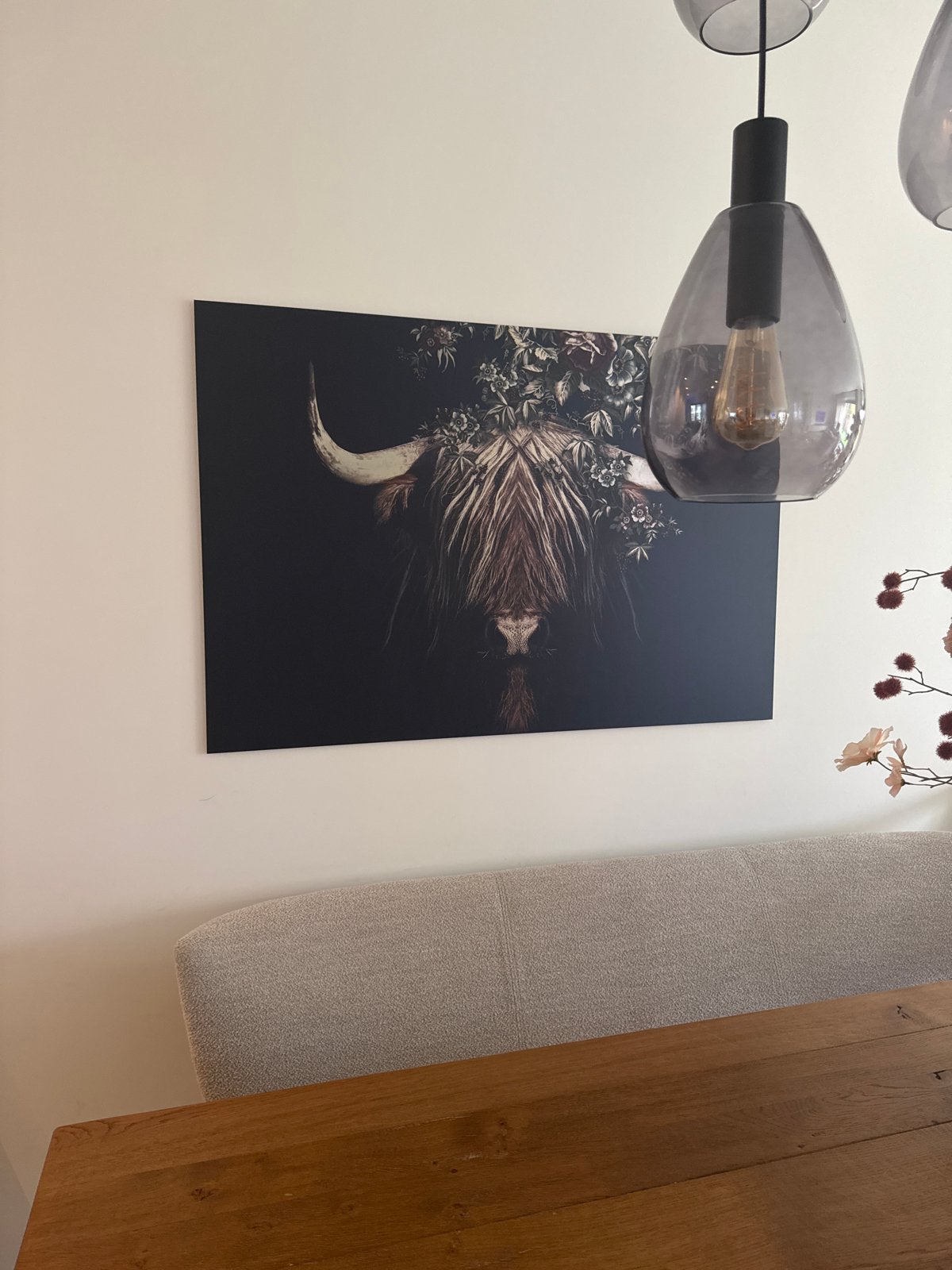 Schilderij Schotse Hooglander met bloemen posterjunkie, Ophalen of Verzenden, Zo goed als nieuw, Schilderij, 100 tot 125 cm