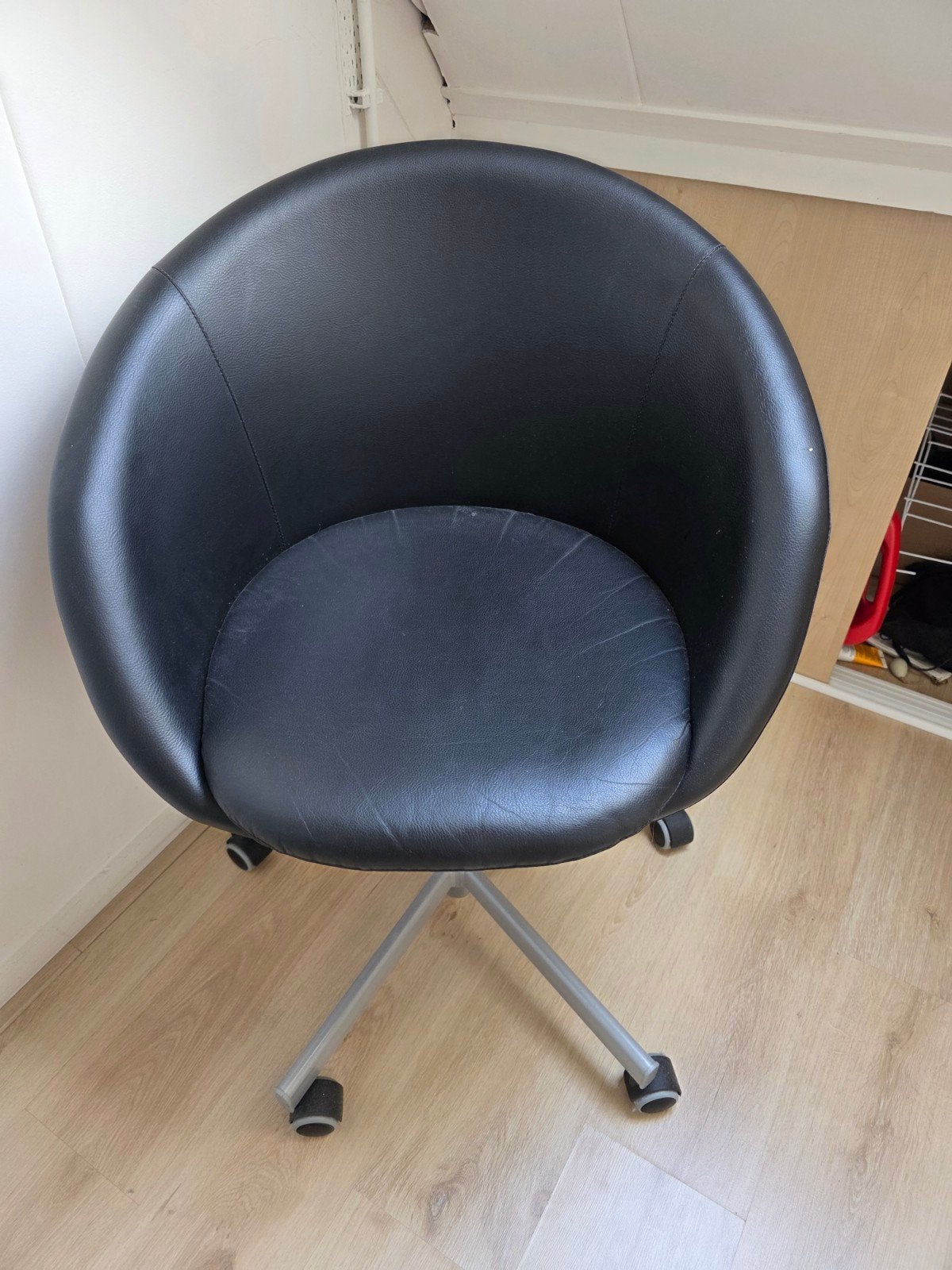 Zwarte bureaustoel met wieltjes, Ophalen, Kunststof, Gebruikt, Zwart