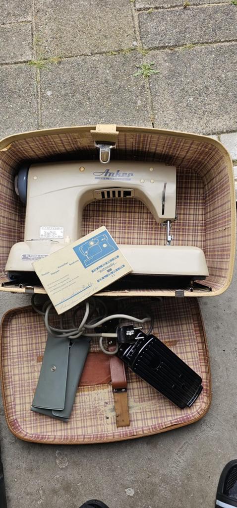 Naaimachine Anker, Ophalen
