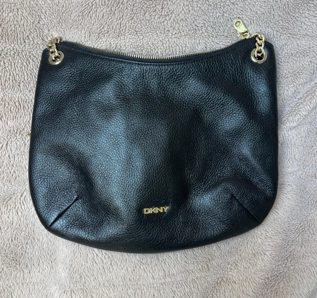 DKNY schoudertas zwart met gouden ketting, Ophalen of Verzenden, Zo goed als nieuw, Zwart, Schoudertasje