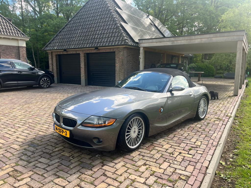 BMW Z4 2.5 I Roadster AUT 2004 Grijs, Auto's, Automaat, Achterwielaandrijving, Cabriolet, 75 €/maand