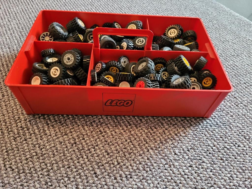 Partij X131=Lego bak met Lego technic wielen