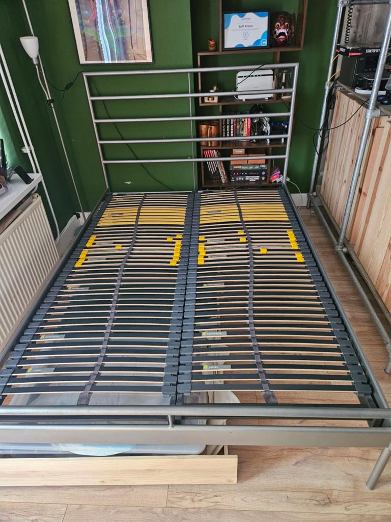 Metaal bed incl. twee lades (t.e.a.b), Ophalen, Gebruikt, 140 cm, Twijfelaar
