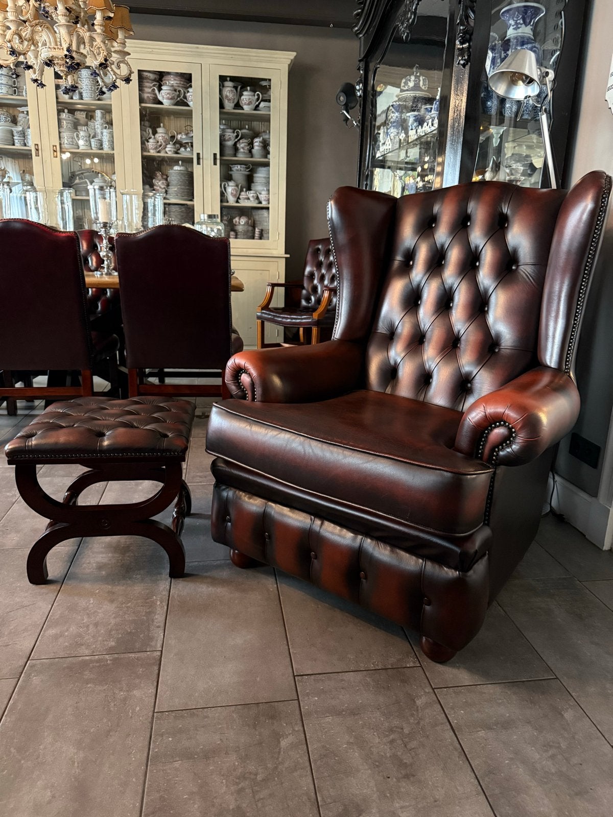 Originele Delta Chesterfield High Back Chair met footstool, Ophalen, Chesterfield high back chair, Zo goed als nieuw, 75 tot 100 cm