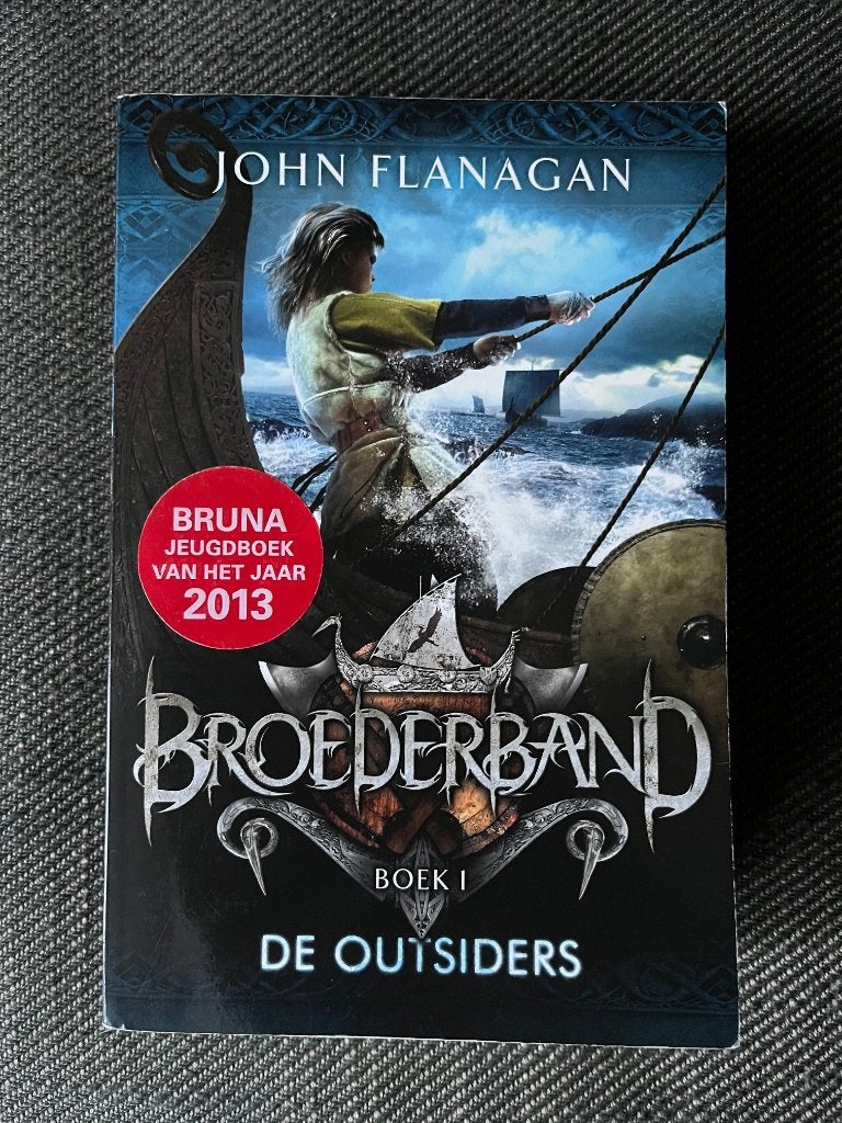 John Flanagan - Broederband. De Outsiders. (Boek 1), Ophalen of Verzenden, Zo goed als nieuw, John Flanagan