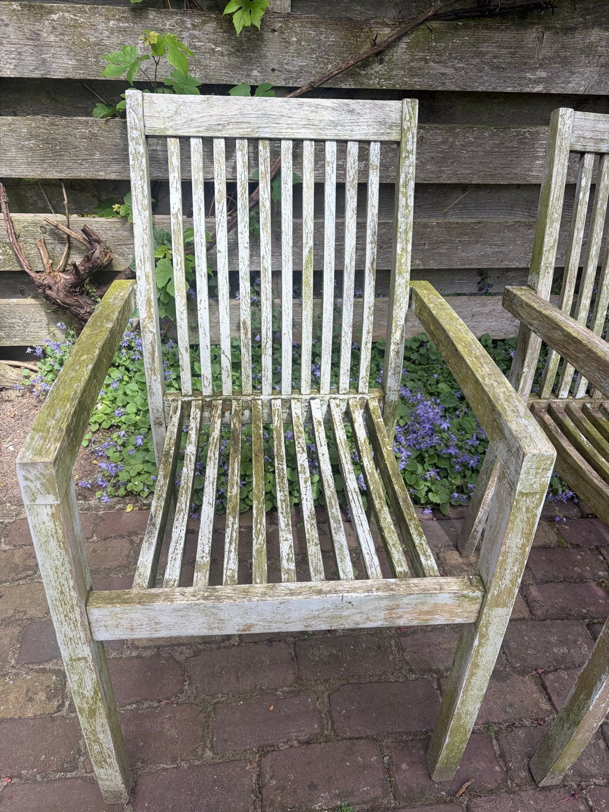 Gratis 2 Vintage houten tuinstoelen met armleuningen, Ophalen, Gebruikt, Overige kleuren, Eén