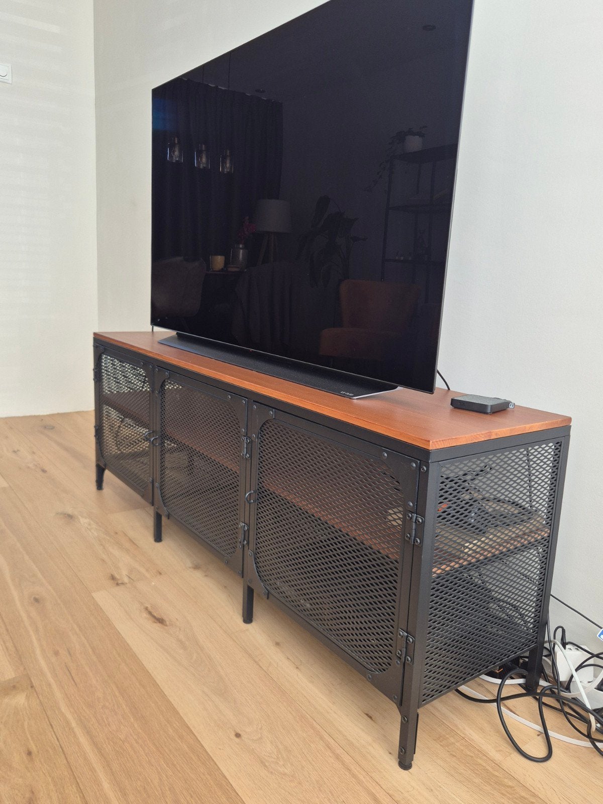 IKEA FJÄLLBO TV-meubel - Zwart metaal en hout, Huis en Inrichting, Kasten | Televisiemeubels, Gebruikt, 100 tot 150 cm, Minder dan 100 cm