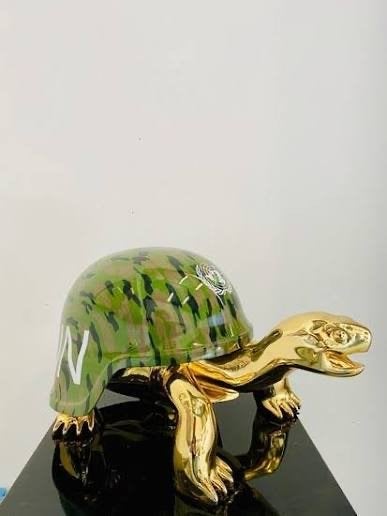 Schildpad met UN helm - Kunstbeeld 'Apple Art Peace Turtle', Ophalen, Overige onderwerpen, Handgemaakt, 20 - 50 cm