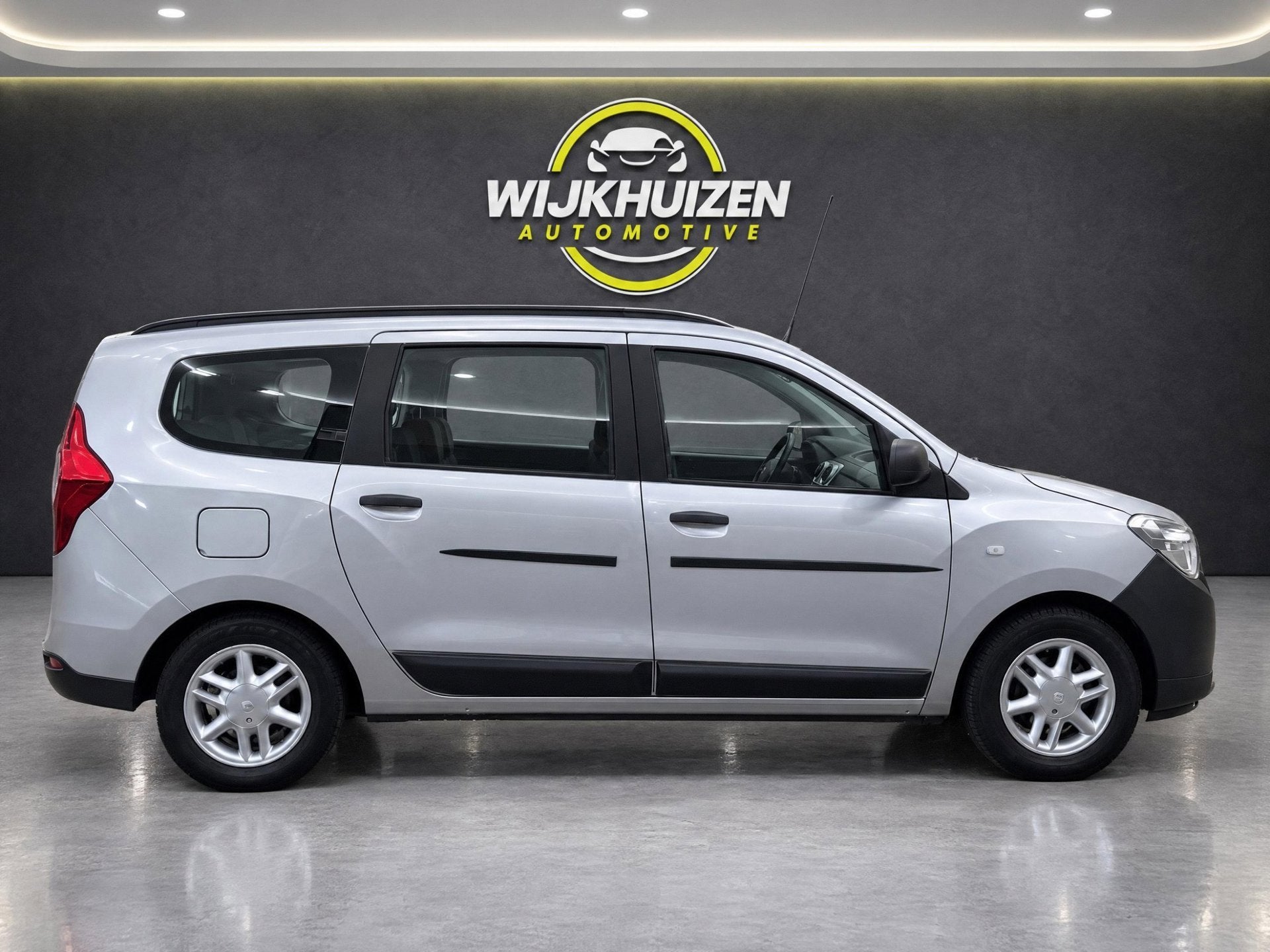 Dacia Lodgy 1.6 MPi 7 Persoons met 15 Inch ! Nette staat ! E, Auto's, Voorwielaandrijving, Stof, Gebruikt, Zwart
